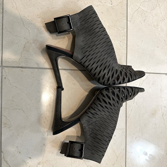 Vince Camuto open toe heels - Picture 4 of 9